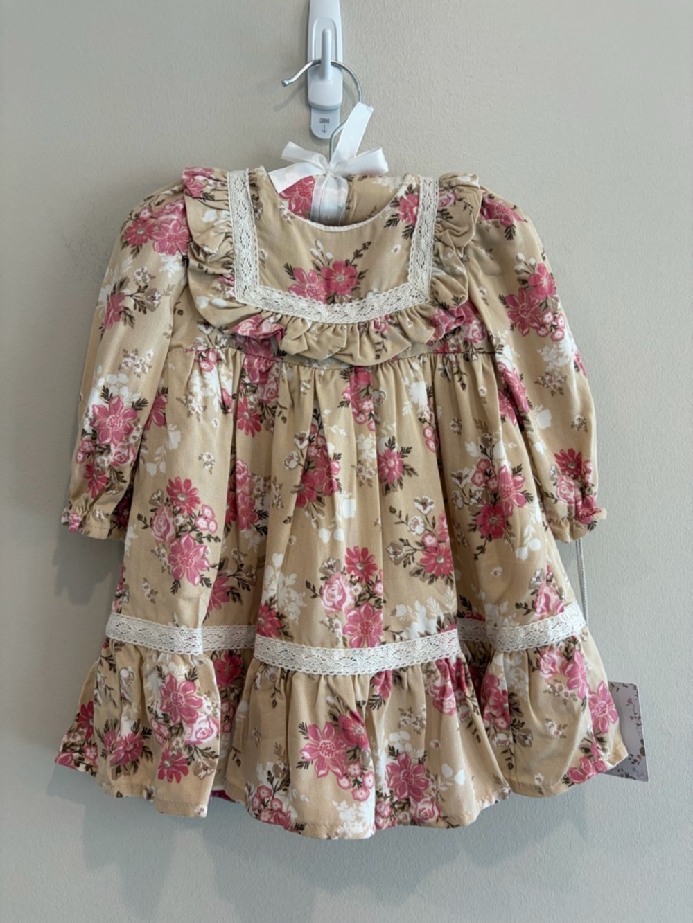 NWT CUTE HAUTE HIPPIE FLORAL INFANT DRESS IN SIZE 3 MONTHS.